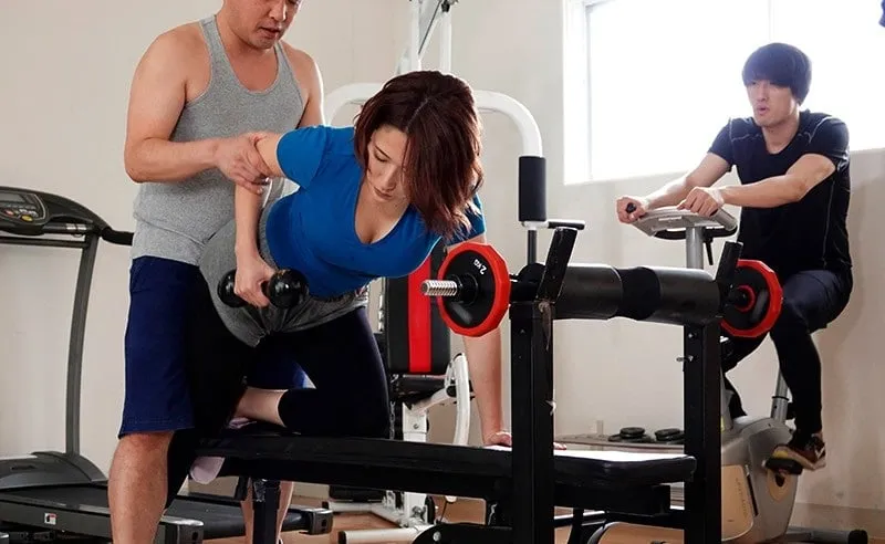 Gã chồng phát hiện người vợ địt trộm với huấn luyện viên thể hình