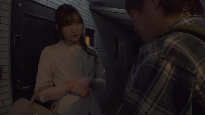 Cô gái nhà kế bên tốt bụng mời vào nhà vì mất chìa khóa