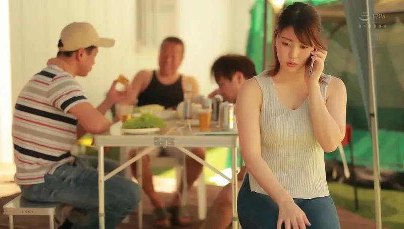 Chồng khờ để bà xã tham gia sự kiện cắm trại với mấy gã nhà đối diện và cái kết