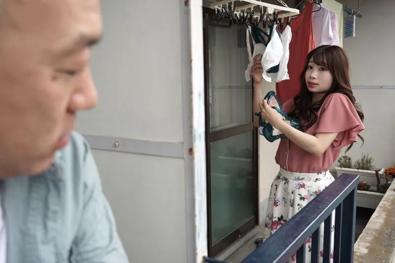 Gã gần nhà chuyên soi mói và cặp người vợ chồng yêu thường xuyên rên la quá to