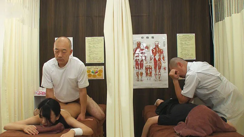 Dẫn con ghệ đi mát-xa rồi bị địt cạnh bên mà không hề hay biết