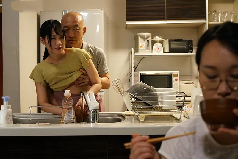 Gã chồng trả bài con gái riêng của người vợ khi biết vợ yêu không thể sinh con cho mình