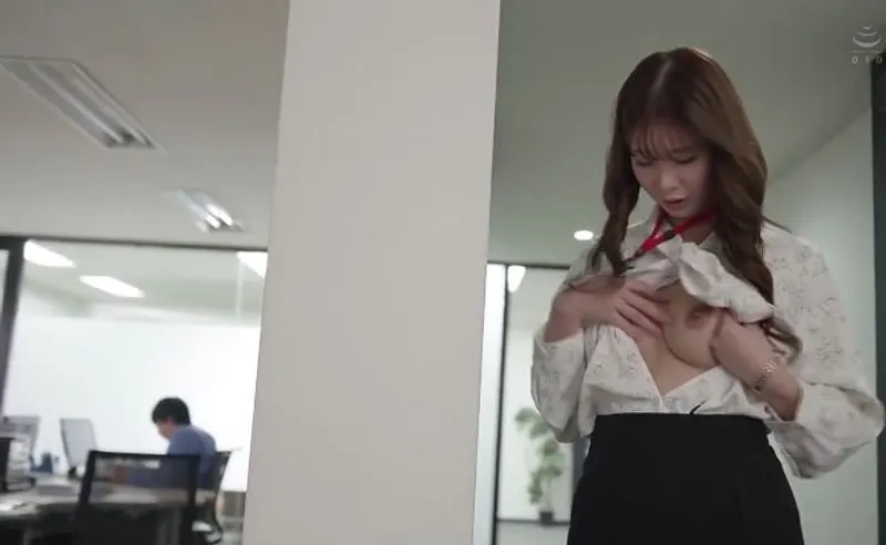 Bí ẩn đằng sau cô nhân viên mặt lạnh lùng, hóa ra lại là "nữ hoàng dâm đãng" đích thực.